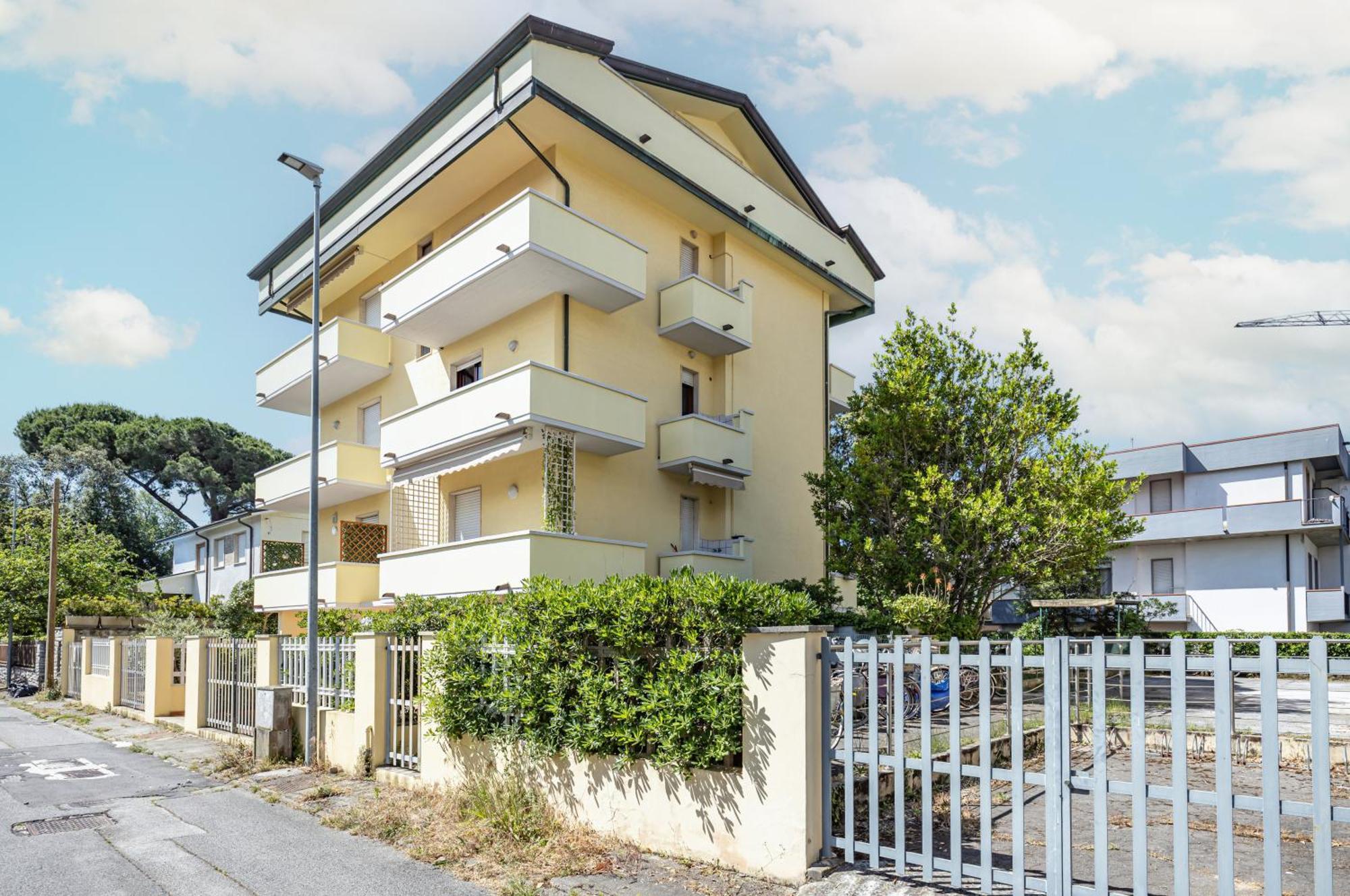 Comfy Apartment With Private Parking Near The Beach! Viareggio Exterior photo